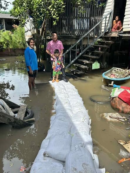 ลงพื้นที่ช่วยเหลือผู้ประสบภัยน้ำท่วม เพื่อบรรเทาทุกข์และแก้ปัญหาให้กับประชาชนในเขตพื้นที่องค์การบริหารส่วนตำบลลาดชิด